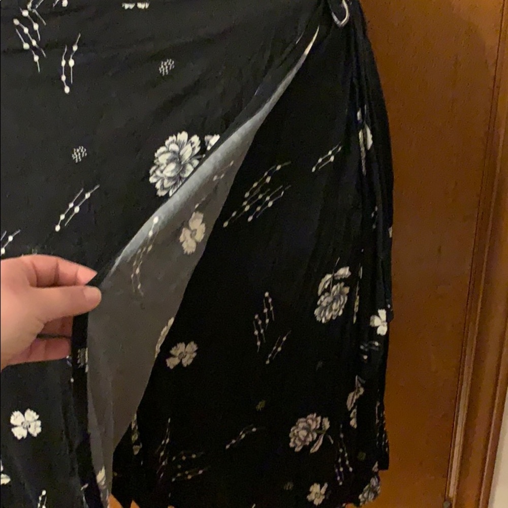 Plus size Black and white floral jersey wrap skirt - Picture 2 of 4